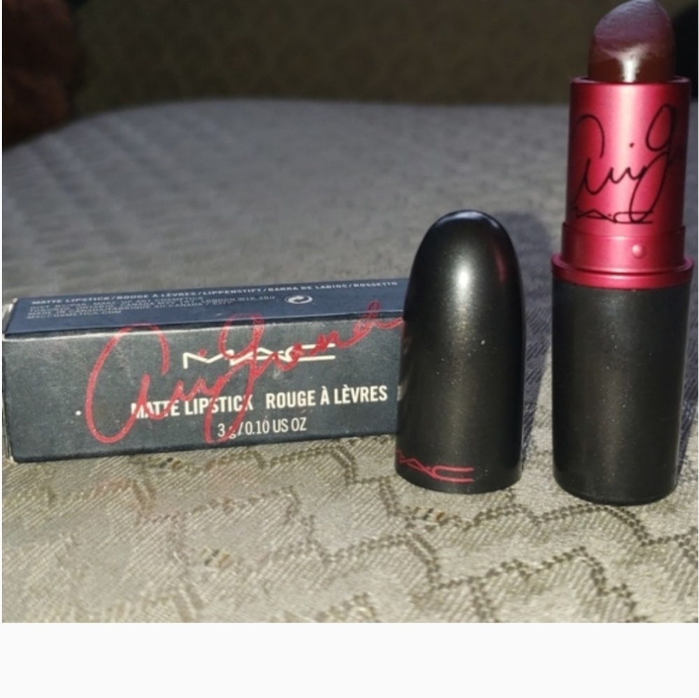 Limited Edition Ariana Grande MAC Lipstick